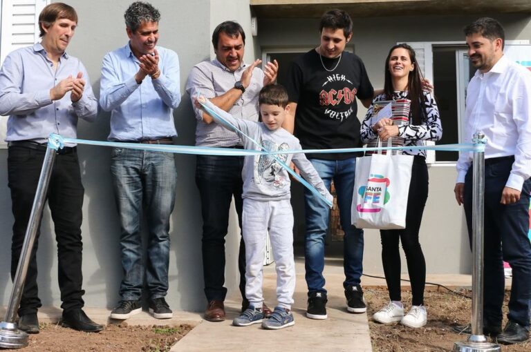 El gobierno de Santa Fe entregó el miércoles una vivienda en Sargento Cabral y otra unidad habitacional en Rueda
