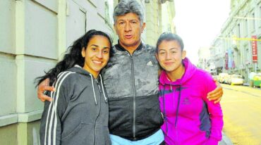 Juan Ramón Comas disfruta de acompañar a las jóvenes surgidas en Las Vampirezas. El ex futbolista también integró selecciones argentinas juveniles.