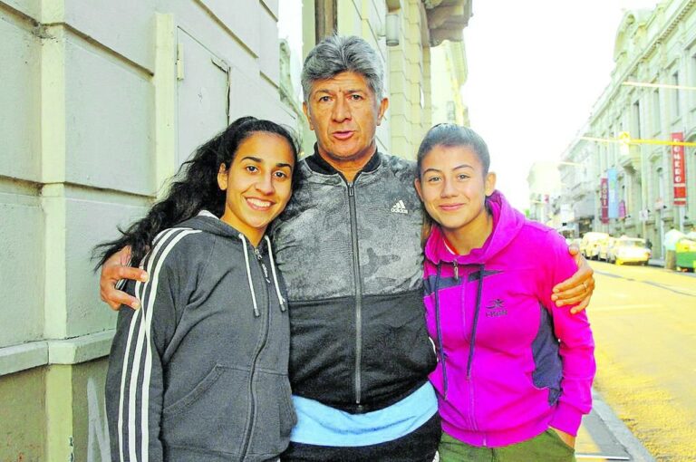 Juan Ramón Comas disfruta de acompañar a las jóvenes surgidas en Las Vampirezas. El ex futbolista también integró selecciones argentinas juveniles.