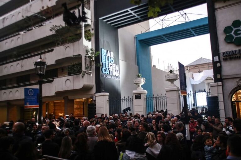 La biblioteca fue modernizada por dentro y por fuera. Gentileza: prensa Municipalidad de Rosario.
