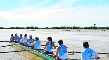 El bote de ocho con timonel del Paraná Rowing esperando turno para intervenir. Fue una de las atracciones de la Regata Especial 102º Aniversario. Prensa Remo PRC