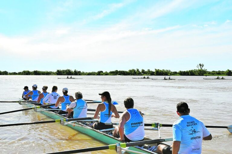 El bote de ocho con timonel del Paraná Rowing esperando turno para intervenir. Fue una de las atracciones de la Regata Especial 102º Aniversario. Prensa Remo PRC