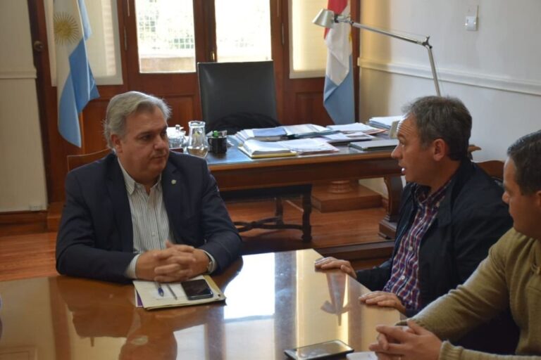El ministro recibió al candidato a intendente por el Frente Progresista en Laguna Paiva. Gentileza.