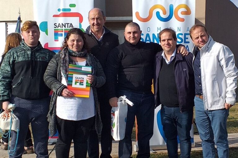 El ministro Jorge Alvarez estuvo en la entrega de los inmuebles. Gentileza: prensa Gobierno de Santa Fe.