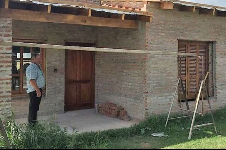 El pueblo destina la mayoría de los recursos percibidos en distintos conceptos a líneas de crédito que permitan a los vecinos acceder a su propio techo. Transmedia TV.