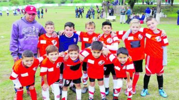 Categoría 2010  Escuela River Paraná. Parados: Sergio Maidana (DT)
