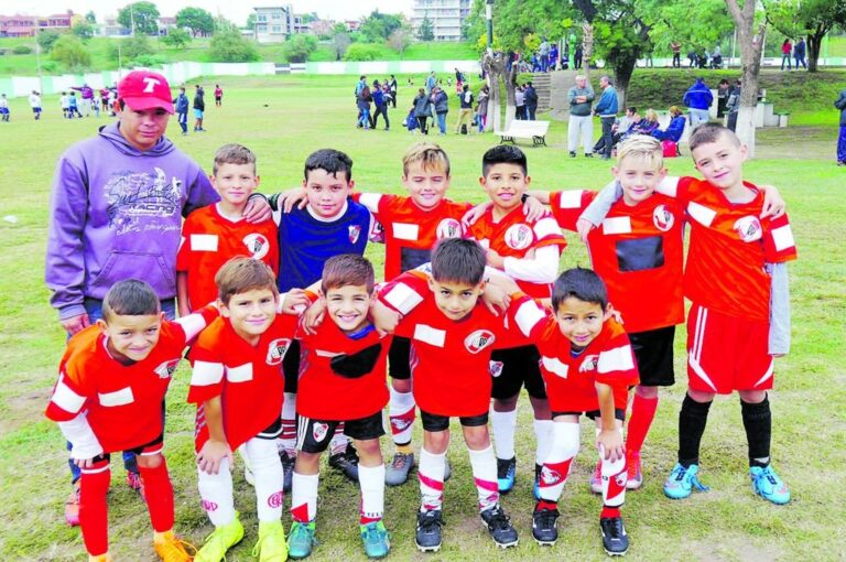 Categoría 2010  Escuela River Paraná. Parados: Sergio Maidana (DT)
