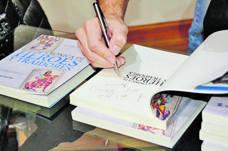 'Crónicas de héroes y traidores' ganó el Premio Literario Fray Mocho en el género novela.