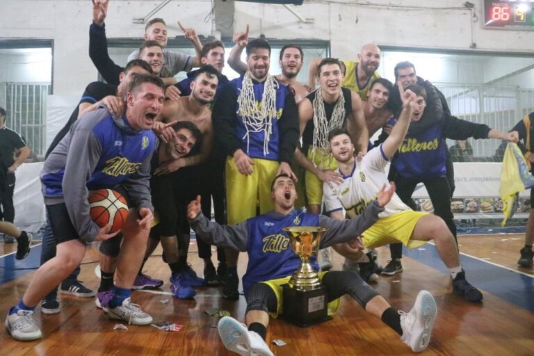 El plantel de Talleres de Villa Gobernador Gálvez derrochó alegría tras la consagración.  Gentileza: prensa FBPSF.