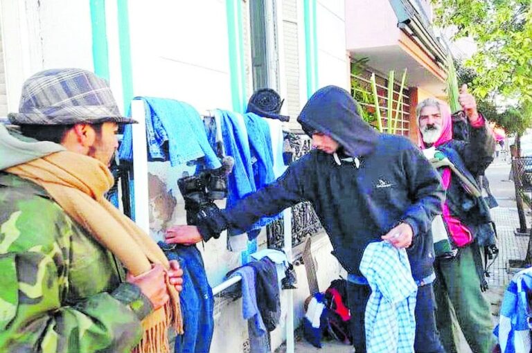 En la campaña 2018 los percheros solidarios tuvieron gran éxito. Este año esperan repetir o ampliar el alcance.