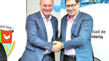 El intendente Schneider y el decano Campana firmaron el convenio para que comience a la nueva carrera en Crespo. Gentileza Municipalidad de Crespo