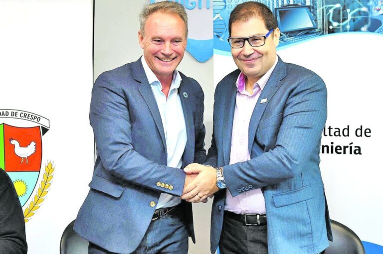 El intendente Schneider y el decano Campana firmaron el convenio para que comience a la nueva carrera en Crespo. Gentileza Municipalidad de Crespo