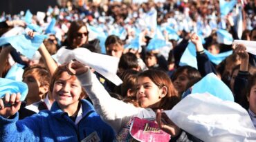 En junio participarán de la ceremonia unos 17.000 alumnos y en agosto harán lo propio alrededor de 6.000. Gentileza: prensa Municipalidad de Rosario.