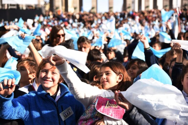 En junio participarán de la ceremonia unos 17.000 alumnos y en agosto harán lo propio alrededor de 6.000. Gentileza: prensa Municipalidad de Rosario.