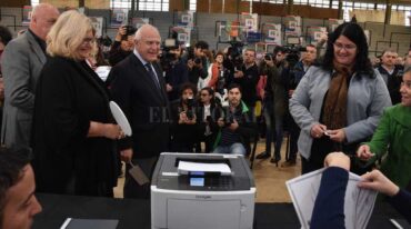 Junto al gobernador