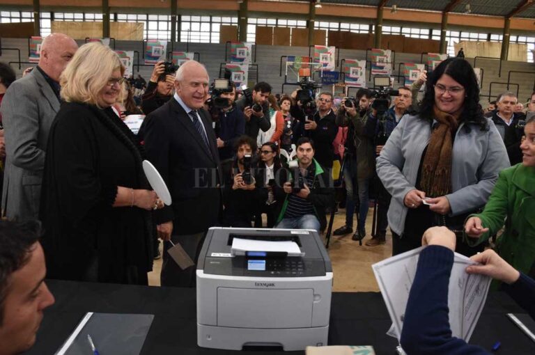 Junto al gobernador