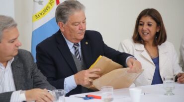 El vicegobernador Fascendini abrió las ofertas para el nuevo acceso seguro a Santo Tomé desde la autopista Rosario-Santa Fe. Gentileza: prensa Gobierno de Santa Fe.