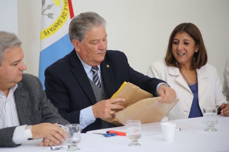 El vicegobernador Fascendini abrió las ofertas para el nuevo acceso seguro a Santo Tomé desde la autopista Rosario-Santa Fe. Gentileza: prensa Gobierno de Santa Fe.