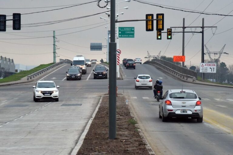 El proyecto de avenida Sorrento en el tramo entre Circunvalación y Provincias Unidas con una inversión de 100 millones de pesos y próximo a concluir contempló la ejecución de la calzada sur mediante un pavimento de hormigón de 7