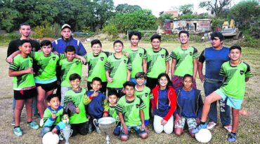 Los pequeños grandes jugadores muestran orgullosos sus logros.