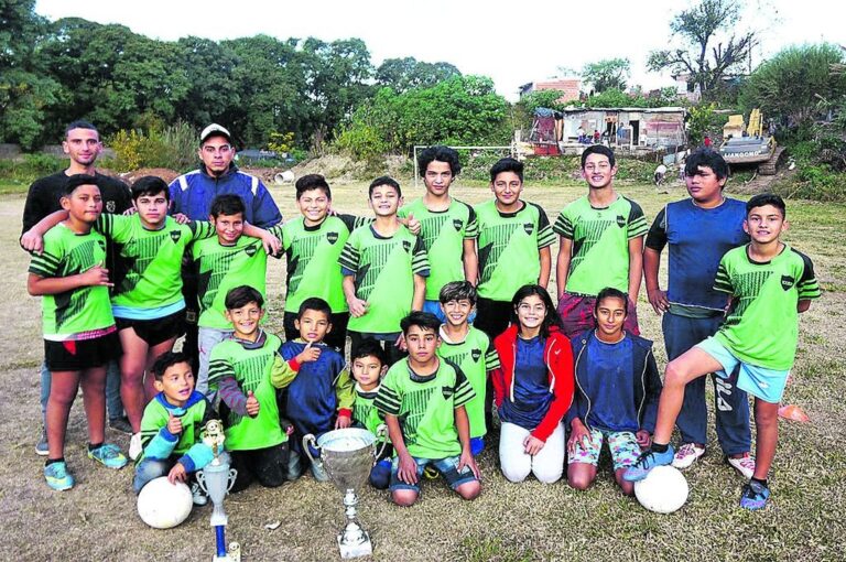 Los pequeños grandes jugadores muestran orgullosos sus logros.