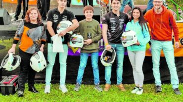 Los pilotos locales junto a los funcionarios municipales haciendo entrega de los cascos. Gentileza Municipalidad de General Ramírez