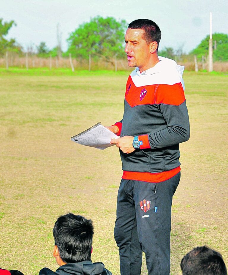 'Ser futbolista no es solo entrar a la cancha y jugar bien