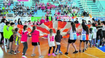 Uno de los emotivos momentos del acto inaugural en conmemoración al Día Nacional del Minibásquet.