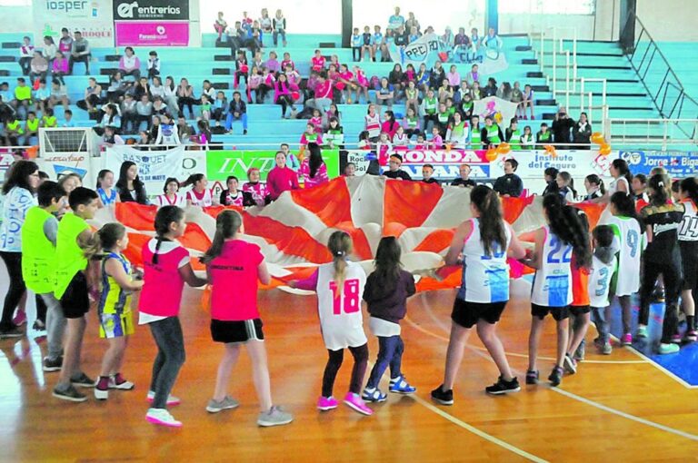 Uno de los emotivos momentos del acto inaugural en conmemoración al Día Nacional del Minibásquet.