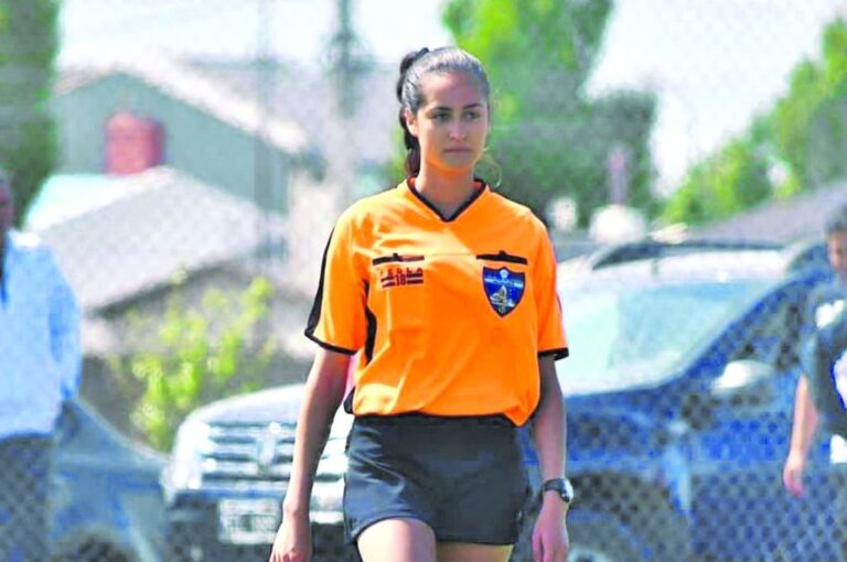 La joven árbitro aplica las reglas pero se siente como una hermana de los pequeños jugadores.