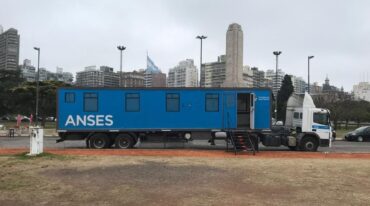 El camión de la Anses está en la zona del Monumento. Gentileza.