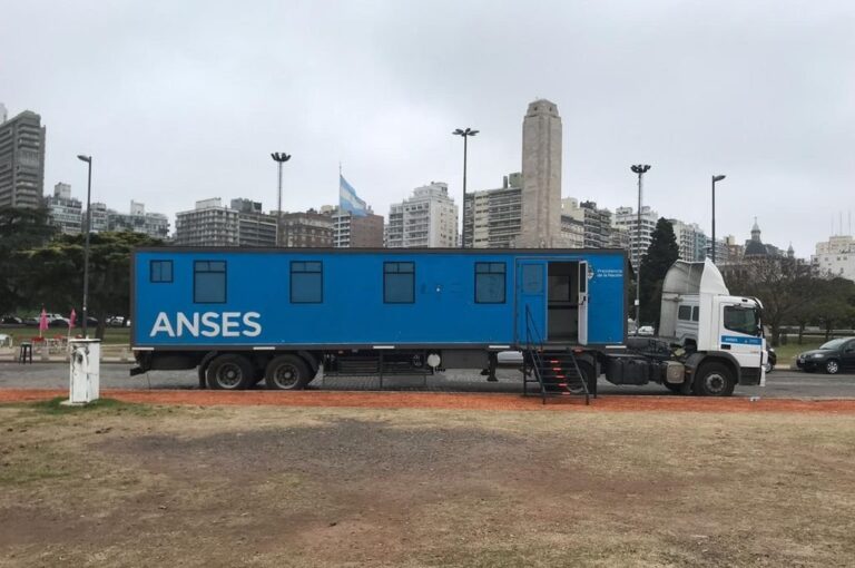 El camión de la Anses está en la zona del Monumento. Gentileza.