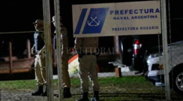 Personal de Prefectura trasladó el cuerpo del hombre fallecido Gentileza Diario La Capital