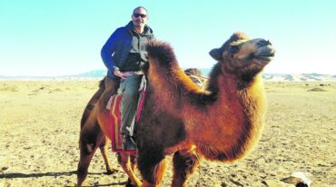 Martín de paseo en camello por el desierto de Mongolia.