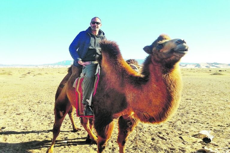 Martín de paseo en camello por el desierto de Mongolia.