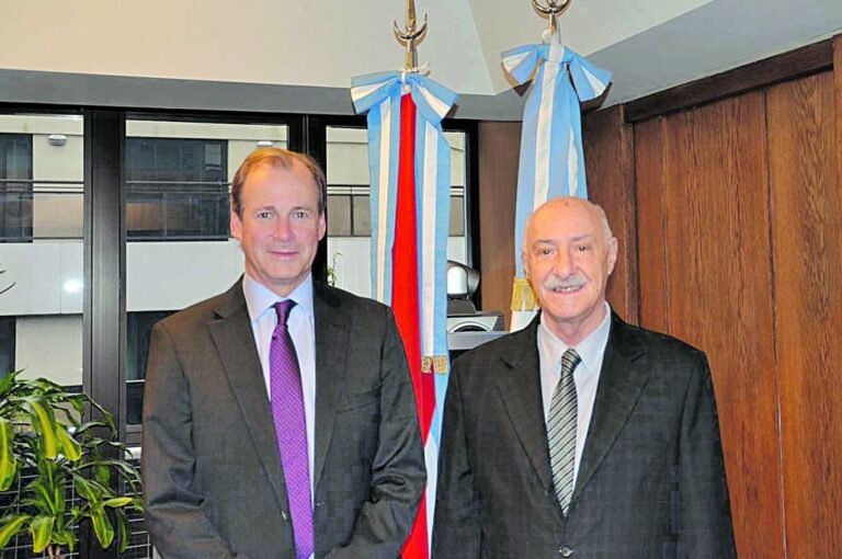 El gobernador Gustavo Bordet y el titular del CFI