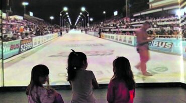Hay una habitación donde las paredes son mega pantallas led que reproducen una noche de carnaval en 360 grados.