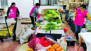 Voluntarios. Más de 20 personas aportan sus manos solidarias para que el Banco de Alimentos Santa Fe continúe con su misión.