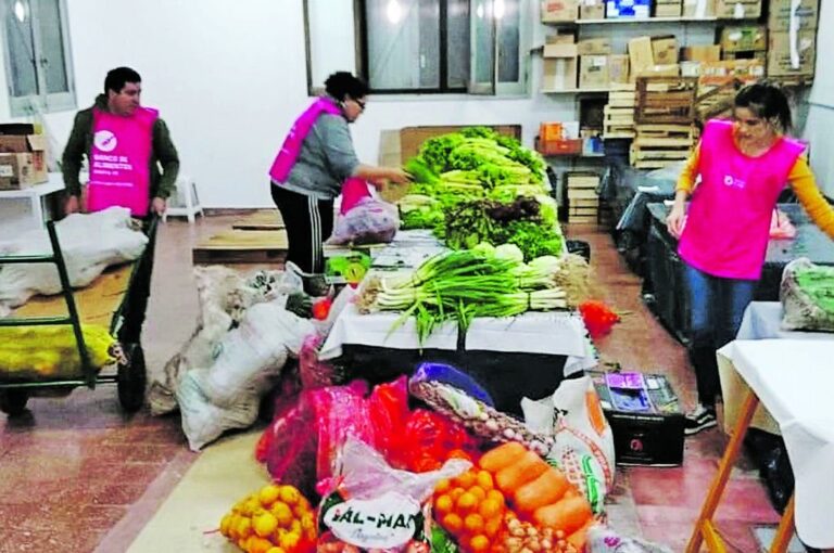 Voluntarios. Más de 20 personas aportan sus manos solidarias para que el Banco de Alimentos Santa Fe continúe con su misión.