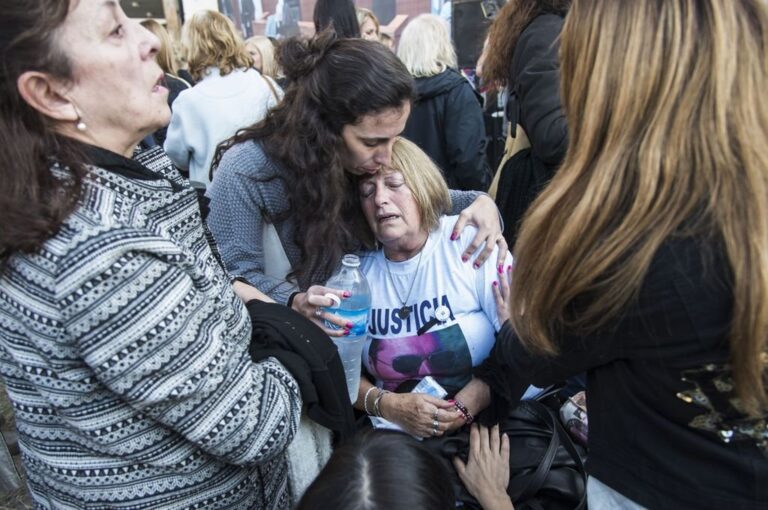 Las imágenes tras el fallo del tribunal muestran un claro descontento de los familiares de las víctimas. Marcelo Manera.