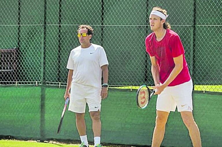 El chileno Nicolás Jarry entrenando bajo la atenta mirada del paranaense Wally Grinóvero.