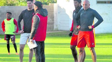 Mario Sciacqua traslada su idea a los nuevos integrantes del plantel.  Marcelo Miño