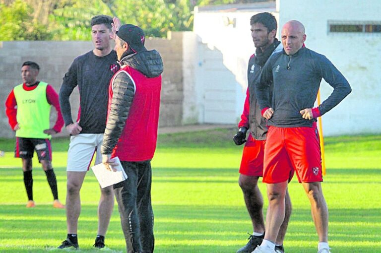 Mario Sciacqua traslada su idea a los nuevos integrantes del plantel.  Marcelo Miño