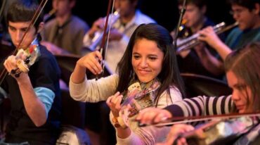 Los instrumentos de la orquesta imitan violines