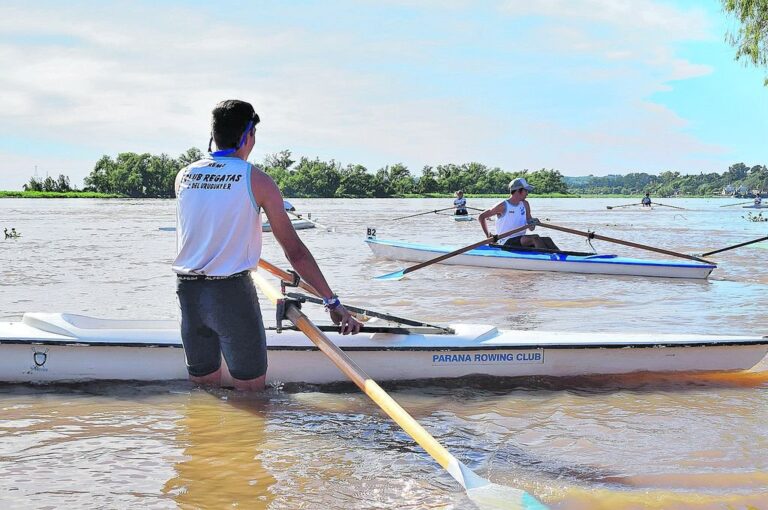 Regatas Uruguay 'reflotó' al deporte que le dio origen y el domingo próximo exhibirá su gran presente en otra festividad del remo en Paraná. Prensa Remo PRC