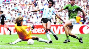 El momento exacto en el que Burruchaga convertía el 3 a 2 ante Alemania Federal que consagró a la Argentina como campeona del Mundial de México 1986.