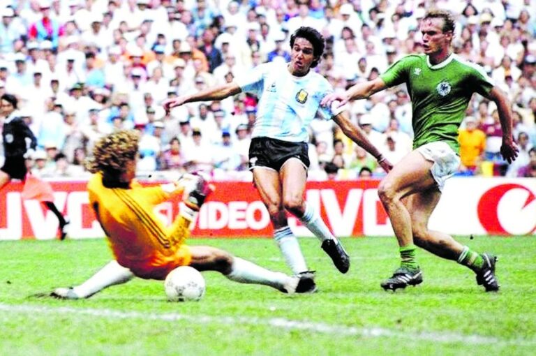 El momento exacto en el que Burruchaga convertía el 3 a 2 ante Alemania Federal que consagró a la Argentina como campeona del Mundial de México 1986.