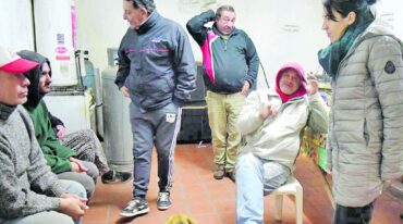 En un parador nocturno ofrecen asistencia a las personas que duermen en la calle