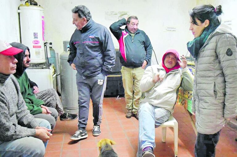 En un parador nocturno ofrecen asistencia a las personas que duermen en la calle