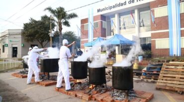 Se vendieron alrededor de 5.000 porciones de locro en el mediodía del martes. Gentileza: prensa Municipalidad de Recreo.